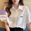 Áo Lovito phối túi có huy hiệu họa tiết in chữ phong cách thường ngày cho nữ LNE15042 (màu trắng)-thoitrangcenter