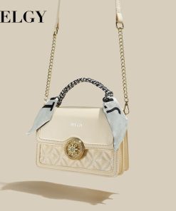 Túi vuông nhỏ sang trọng với chi tiết khăn lụa và khóa từ tính xoay-thoitrangcenter