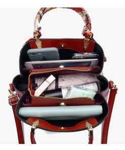 đeo vai có khăn lụa đẹp sang trọng